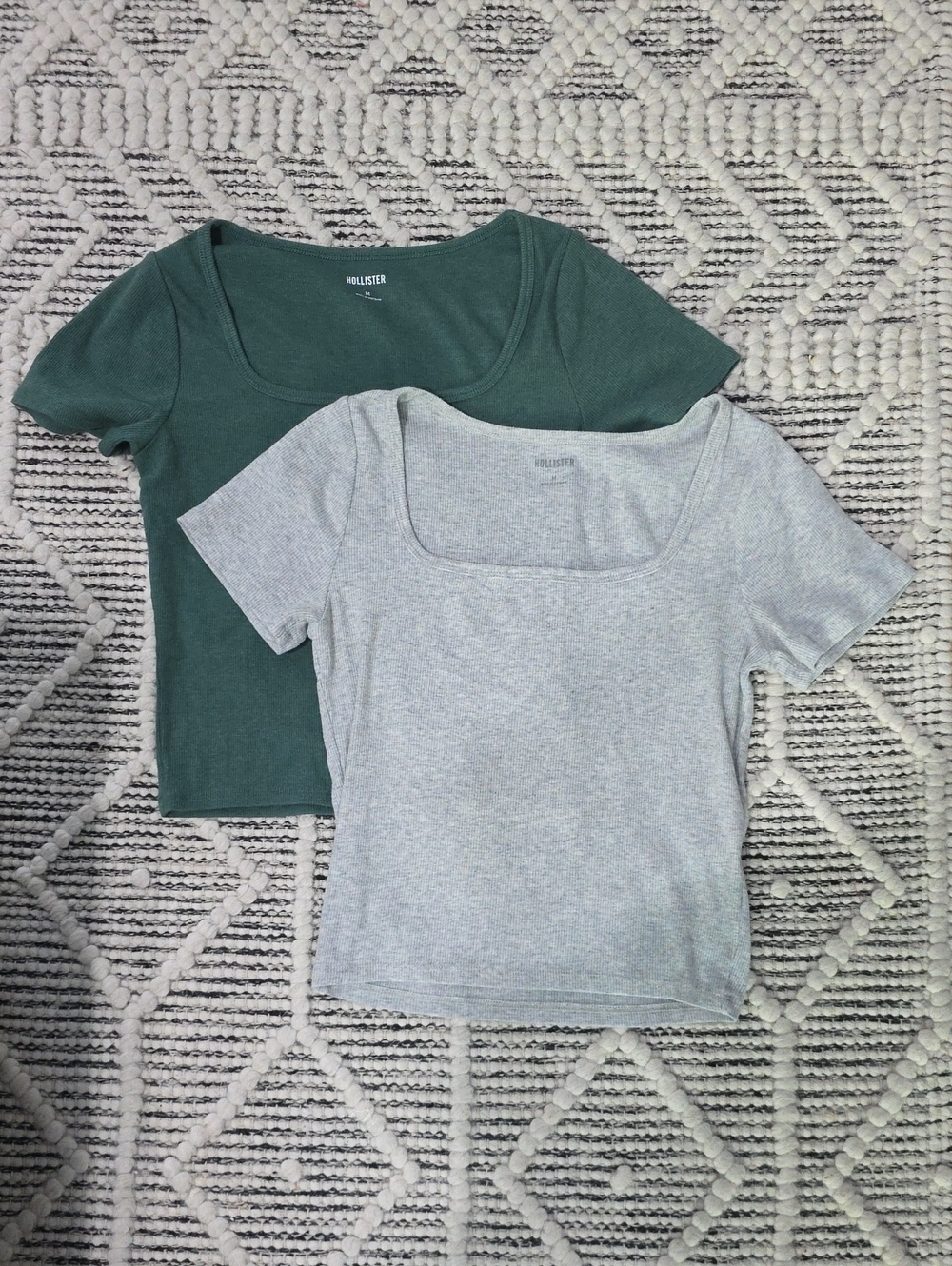 Hollister Short Sleeve Scoop Crop Tees in Forest Green and Light Gray
